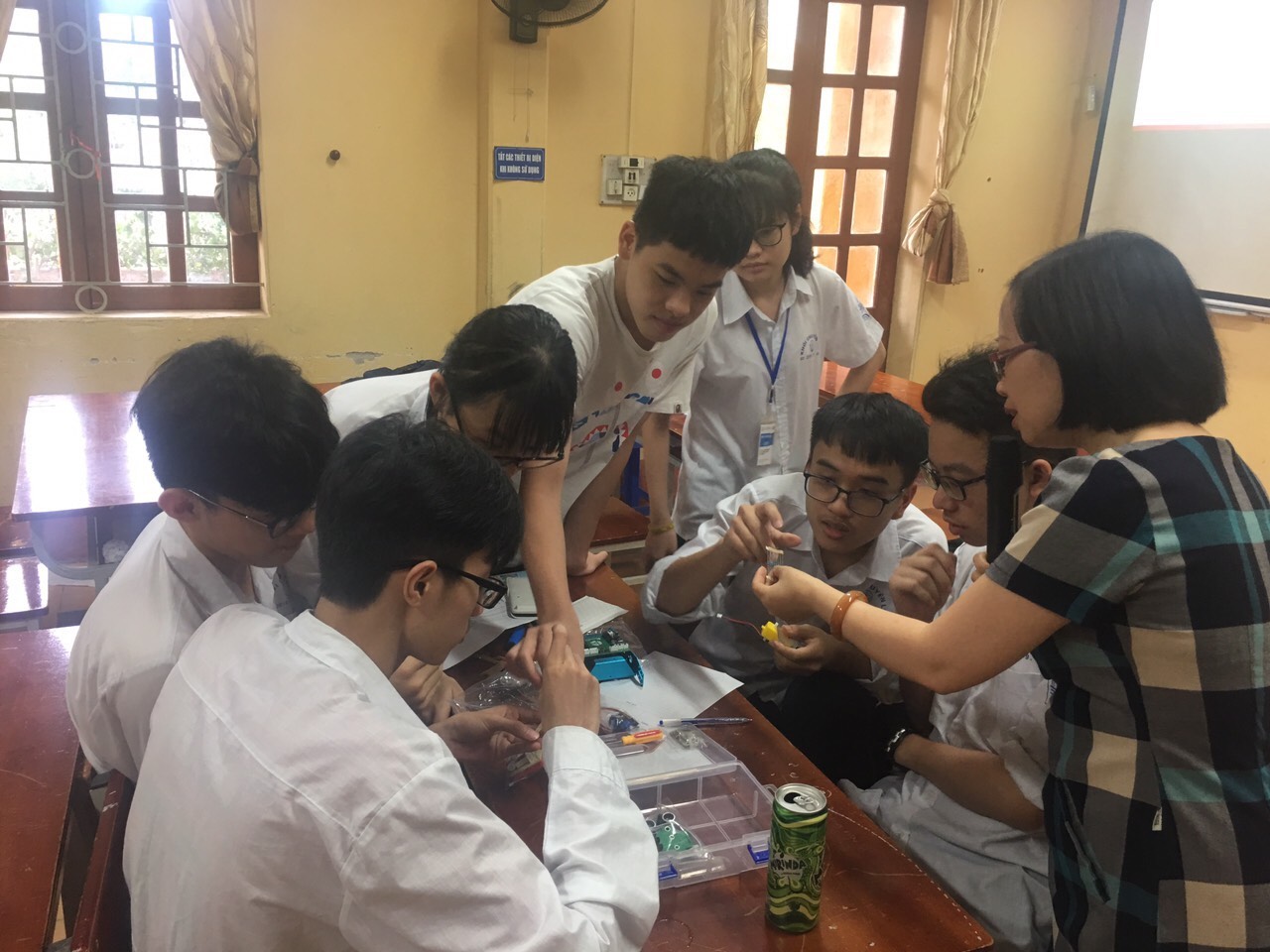 Cô Phan Thị Huệ- Chủ nhiệm CLB STEM đang hướng dẫn học sinh lắp ráp Robot